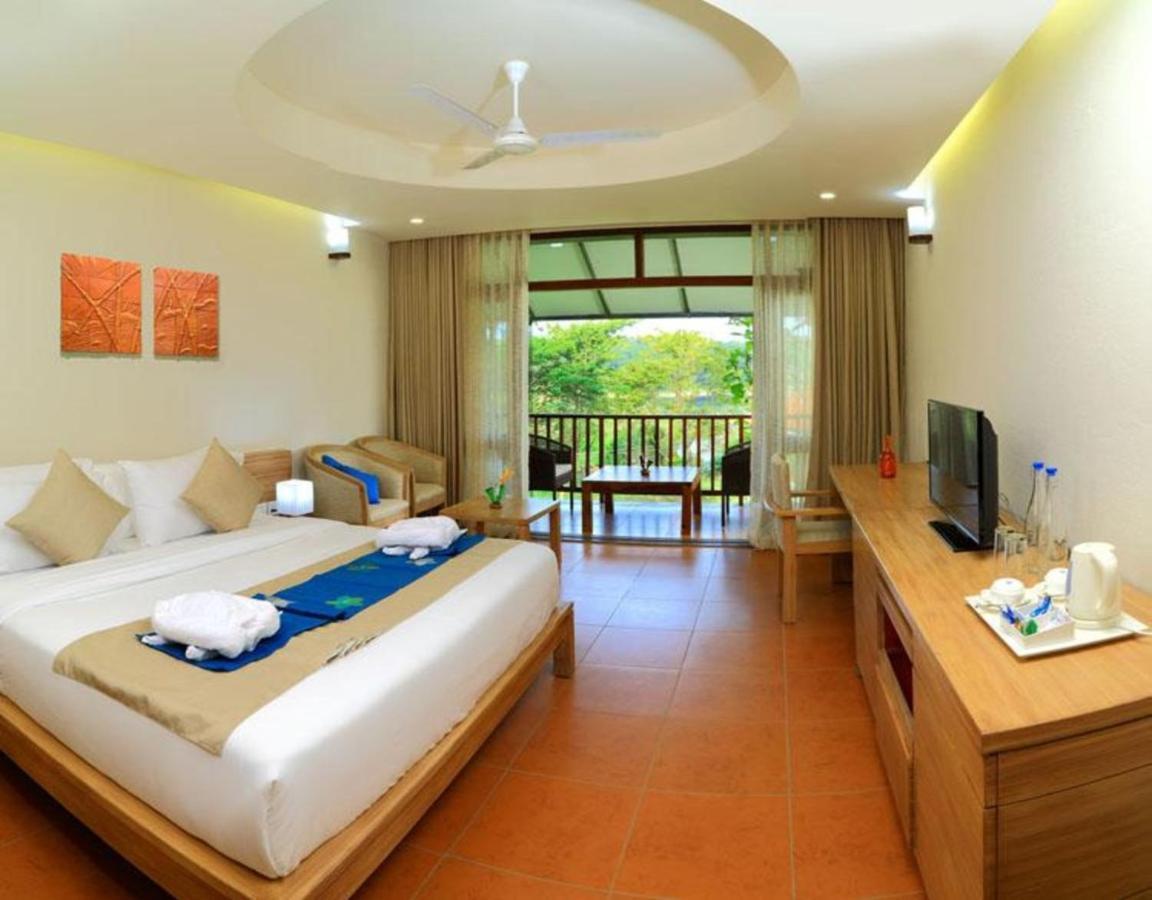 Whispering Waters Hotel Malayattur Exterior photo
