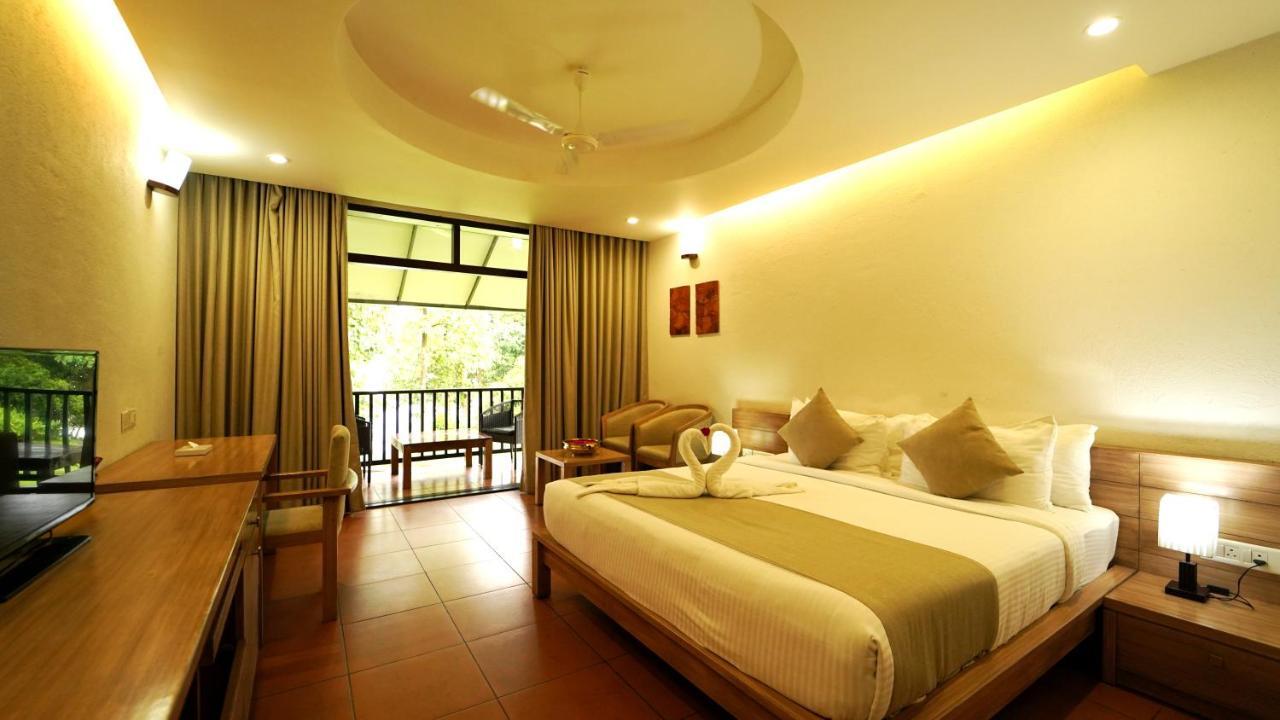 Whispering Waters Hotel Malayattur Exterior photo